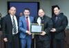 Promotor Pio recebeu a honraria das mãos do prefeito Júnior Garbim e dos vereadores Gustavo e Valdir Hermes