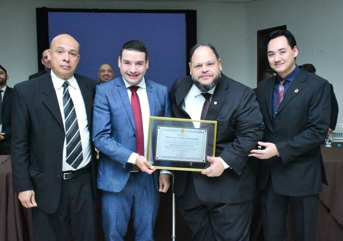 Promotor Pio recebeu a honraria das mãos do prefeito Júnior Garbim e dos vereadores Gustavo e Valdir Hermes