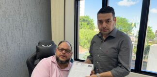 Prefeito Júnior Garbim fazendo a entrega oficial do dossiê fiscal ao promotor de Justiça, Dr. Pio.