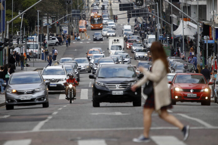 Trânsito - carros - ruas de curitiba com movimento intenso de carros - congestionamento nas ruas do centro de Curitiba - IPVA - licenciamento -