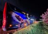 Motociclista fica ferido ao acessar pista sem atenção e bater em ônibus