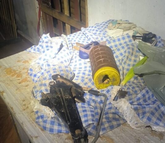 Homem é detido após arrombar casa da companheira com macaco automotivo e fazer ameaças