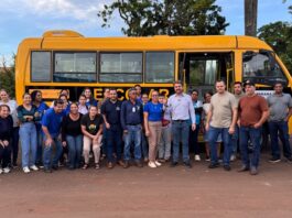 Prefeito Leonardo e vereadores entregam ônibus para a APAE de Quinta do Sol