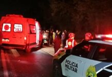 Dois jovens morrem em colisão frontal entre carro e caminhão na PR-498