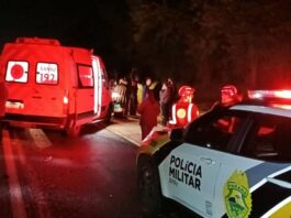 Dois jovens morrem em colisão frontal entre carro e caminhão na PR-498