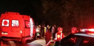 Dois jovens morrem em colisão frontal entre carro e caminhão na PR-498