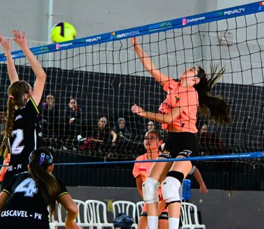 VOLEIBOL FEMININO SUB15 DE ENGENHEIRO BELTRÃO ESTREIA COM VITÓRIA NO CAMPEONATO ESTADUAL