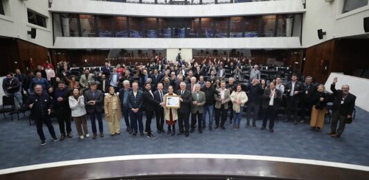 Assembleia homenageia os 70 anos do IDR-Paraná em sessão solene