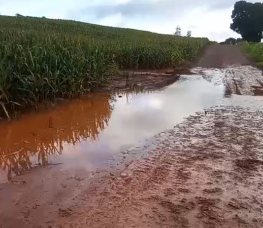 CHUVAS CAUSAM ESTRAGOS EM ESTRADAS RURAIS E MOBILIZAM FORÇA-TAREFA DA PREFEITURA DE ENGENHEIRO BELTRÃO