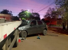 Motorista morre após forte impacto contra caminhão-guincho estacionado