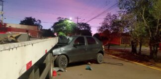 Motorista morre após forte impacto contra caminhão-guincho estacionado