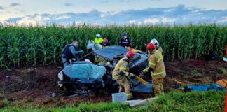 Colisão frontal entre Honda Civic e carreta deixa motorista gravemente ferido na PRC-158 em Campo Mourão