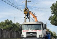 Prefeitura mantém substituição de lâmpadas comuns por LED e deixa cidade mais iluminada