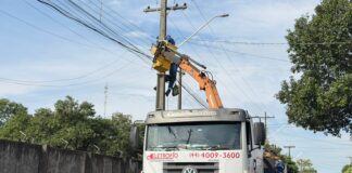 Prefeitura mantém substituição de lâmpadas comuns por LED e deixa cidade mais iluminada