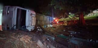 Caminhão tomba e motorista sai sem ferimentos na PR-317