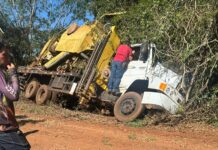 Tombamento de caminhão com colheitadeira deixa motorista gravemente ferido em Peabiru
