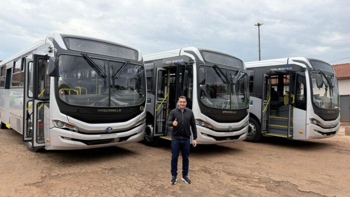 Tres onibus