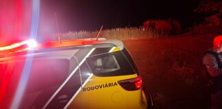 Capotamento fere três pessoas na PR-558, em Terra Boa