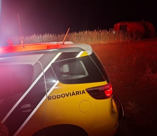 Capotamento fere três pessoas na PR-558, em Terra Boa