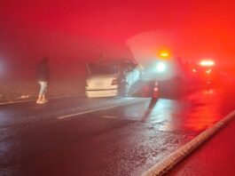 Carro sai da pista e bate em canteiro central na PR-317, em Engenheiro Beltrão