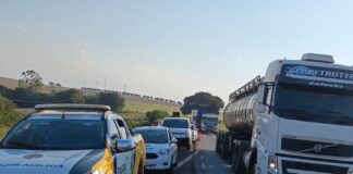 Colisão traseira entre veículos é registrada na rodovia PR-323, em Jussara