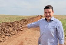 Prefeito Júnior Garbim acompanha obras de readequação e cascalhamento de estradas rurais