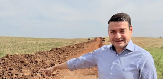 Prefeito Júnior Garbim acompanha obras de readequação e cascalhamento de estradas rurais