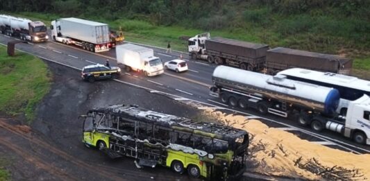 Após colisão traseira com carreta, ônibus pega fogo e deixa 14 feridos na BR-376