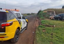 Idoso perde controle de carro e bate em ponto de ônibus na PR-317, em Engenheiro Beltrão