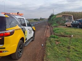 Idoso perde controle de carro e bate em ponto de ônibus na PR-317, em Engenheiro Beltrão