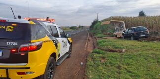 Idoso perde controle de carro e bate em ponto de ônibus na PR-317, em Engenheiro Beltrão