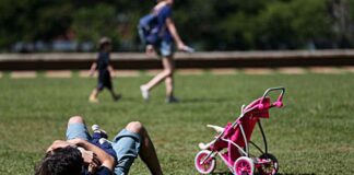 Pais estão menos presentes na criação de filhos, aponta estudo