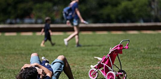 Pais estão menos presentes na criação de filhos, aponta estudo