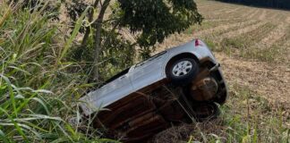 Mulher perde controle da direção e capota veículo na PR-082