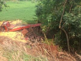 Caminhão tomba após sair da pista na PR-082, em Fênix