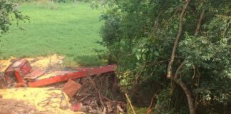 Caminhão tomba após sair da pista na PR-082, em Fênix