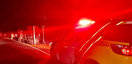 Caminhão carregado com milho tomba na PR-317, em Engenheiro Beltrão