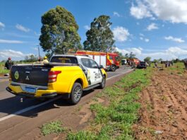 Acidente entre carro e caminhão deixa um morto e dois feridos na PR-323