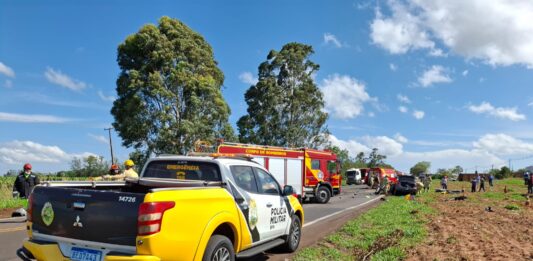 Acidente entre carro e caminhão deixa um morto e dois feridos na PR-323