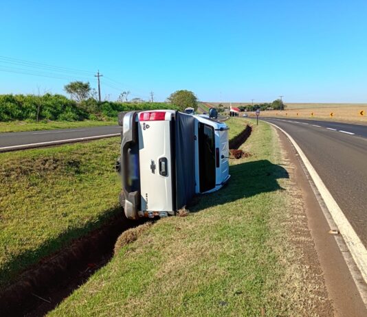 Caminhonete tomba na PR-317 entre Sertãozinho e Engenheiro Beltrão