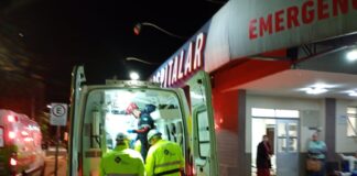 Ambulância da Prefeitura de Peabiru bate em moto e deixa mulher gravemente ferida