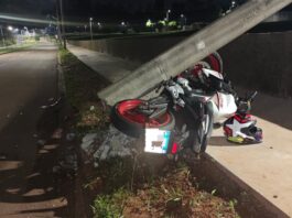 Motocicleta quebra poste em acidente e condutor fica ferido em Cianorte