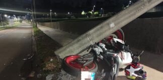Motocicleta quebra poste em acidente e condutor fica ferido em Cianorte