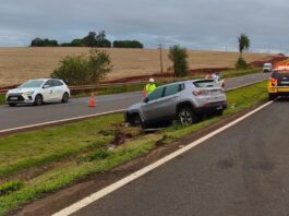 Veículo de Terra Boa sai da pista na PR-317 e deixa motorista ferida