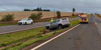 Veículo de Terra Boa sai da pista na PR-317 e deixa motorista ferida