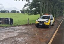 Veículo capota e deixa motorista ferido na PR-498