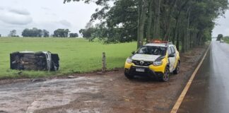 Veículo capota e deixa motorista ferido na PR-498