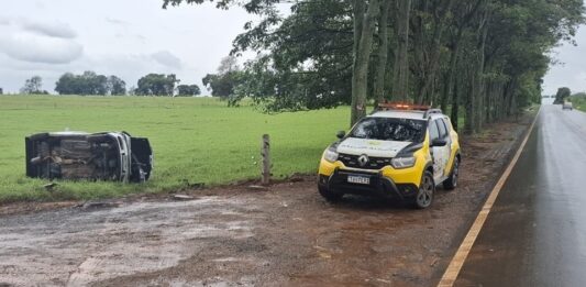 Veículo capota e deixa motorista ferido na PR-498