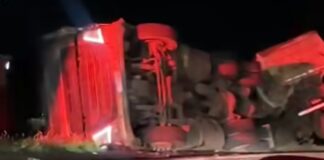 Caminhão tomba após colisão com trator agrícola na PR-082, em Engenheiro Beltrão