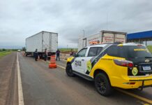 Engavetamento entre três caminhões e uma van deixa motorista ferido na PR-323, em Tapejara